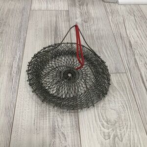 Collapsible wire mesh egg basket with red handles